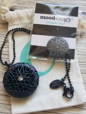 Origami Owl Black Pendant Locket With Mood Disc